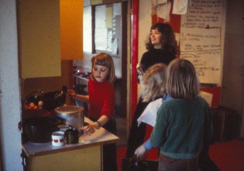 70'er billed opvask i gruppe-køkkenet